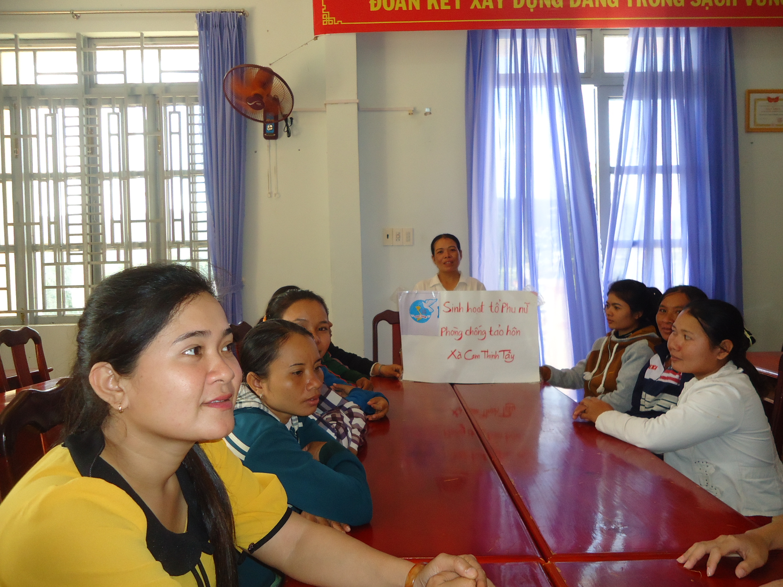 Chị Dung đang chủ trì họp tổ phụ nữ phòng ngừa tảo hôn ( Xã Cam Thịnh Tây thành phố Cam Ranh).JPG (2.27 MB)